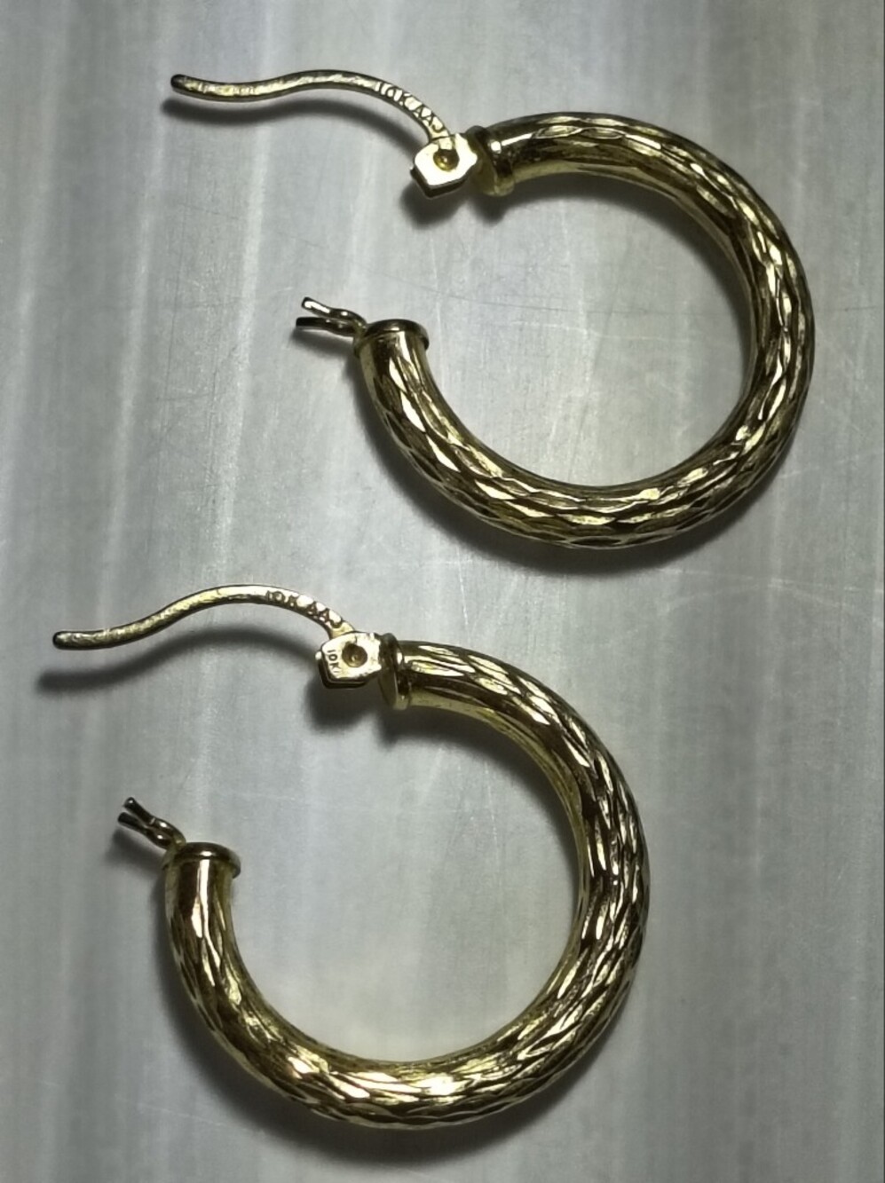 Vintage 10K Yellow Gold Diamond-Cut Hoop Earrings - 3.0g (19mm)